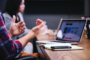代加工协议详解：核心要素、优势与签订策略
